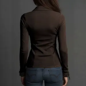 Körpernahes braunes Langarmshirt im Western-Stil mit Stehkragen und Vintage-Workwear-Look