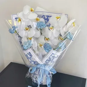 Eleganter Orchideen- und Nelkenstrauß in Porzellanmuster-Verpackung