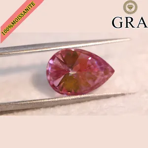 Detalle macro de una piedra suelta de moissanita rosa en forma de pera 8x12mm VVS1