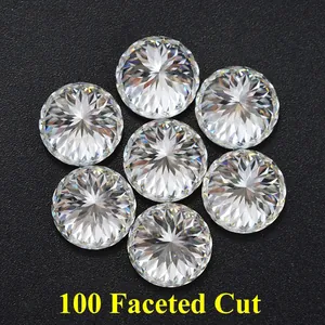 Vue macro de pierres de moissanite à 100 facettes avec coupe en nid d'oiseau sur noir.