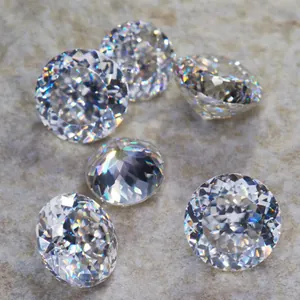 Détail macro de pierres moissanite taille nid d'oiseau montrant un éclat à 100 facettes