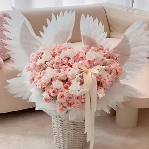 Kit per composizione floreale con ali elettriche bianche e rose rosa in cesto