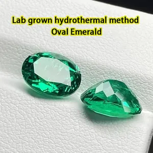 Dettaglio macro di pietre preziose sciolte di smeraldo ovale idrotermale di laboratorio