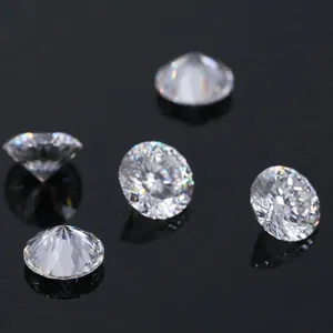 Vue macro de pierres de moissanite rondes avec taille nid d'oiseau sur une surface noire.