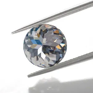 Vue macro montrant la taille complexe en nid d'oiseau à 100 facettes d'une moissanite.