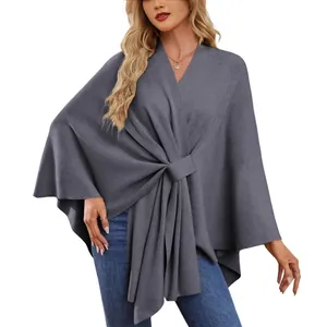 Élégant poncho en maille douce grise pour femme avec un design avant drapé raffiné