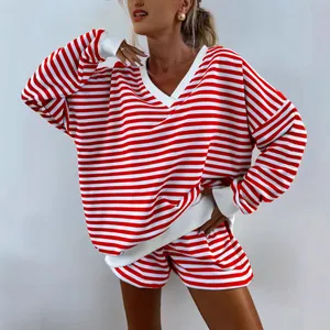 Γυναικείο σετ oversize με κόκκινο και λευκό ριγέ φούτερ με λαιμόκοψη V και σορτς.