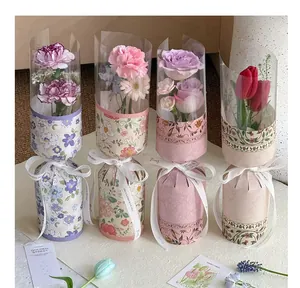 Cuatro estilos elegantes de papel de regalo para ramos de flores individuales con cintas