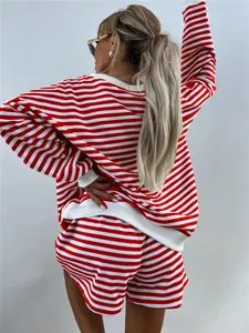 Πίσω όψη ενός casual σετ με ριγέ μακρυμάνικη μπλούζα και σορτς σε κόκκινο και λευκό χρώμα.