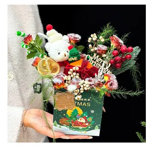 Exquisita bolsa de regalo de Navidad con flores festivas, un oso de peluche y decoración