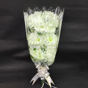 Detalle de bolsa impermeable de OPP para flores con estrellas blancas y un lazo.