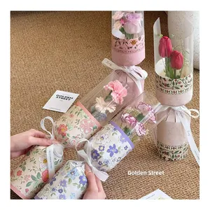 Vista detallada de elegantes fundas para ramos de flores con estampado floral y cintas