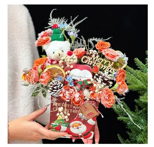 Primer plano de arreglo floral navideño festivo en una caja de regalo de Papá Noel con rosas