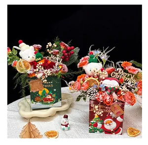 Detalle de bolsas de regalo de Navidad con ositos y arreglos florales festivos