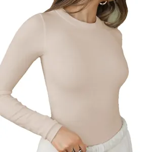 Detailopname van de fijne textuur van deze beige geribbelde gebreide top met lange mouwen