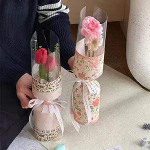 Papel de envolver para un solo ramo de flores con pieza de modelado y lazo