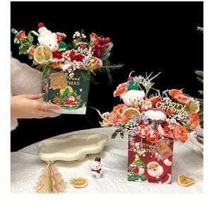 Bolsas de regalo de Navidad decoradas con flores, piñas y un tierno oso peluche