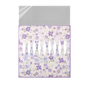 Lámina moldeadora de ramos florales con diseño de pequeñas flores moradas para tallos.
