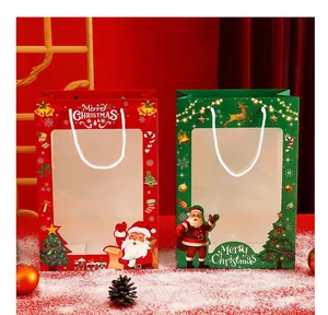 Gros plan de sacs cadeaux de Noël rouges et verts festifs avec une fenêtre transparente
