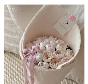 Detail van crème geflockte bloemenverpakkingsstof met een zachte pluche textuur