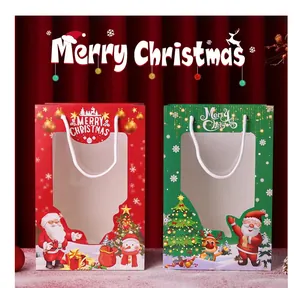 Vue détaillée des sacs cadeaux de Noël rouges et verts avec fenêtres et poignées