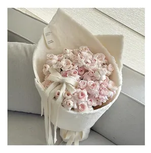 Detailweergave van witte pluche flockstof voor een elegante verpakking van rozenboeketten