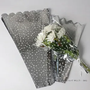 Envoltorio profesional para flores espejo plateado con elegantes patrones de estrellas blancas