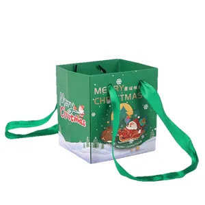 Bolsa de regalo de Navidad verde con ilustración de Papá Noel y asas de cinta de seda