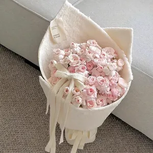 Elegante witte geflokte pluche boeket wikkeldoek voor winterse bloemstukken