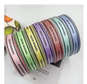 Détail de rubans de satin à bord pied-de-poule de 2cm en plusieurs couleurs pour cadeaux.