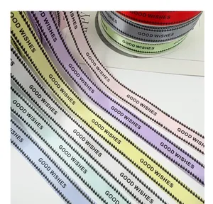 Gros plan sur des rubans en satin de 2cm avec bordure pied-de-poule et GOOD WISHES