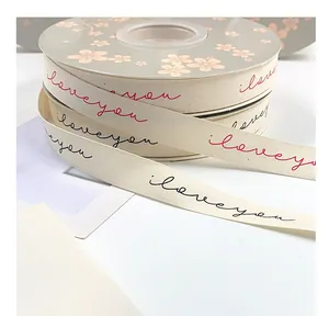 Dettaglio ravvicinato di nastro in cotone stampato I love you per confezioni regalo
