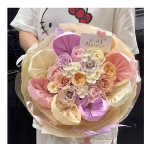 Primer plano de un ramo de rosas envuelto en papel film impermeable translúcido mate floral.