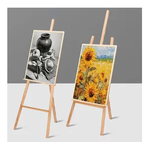 Bodenstehende Holzstaffelei mit einem Sonnenblumenbild und einer Stillleben-Skizze