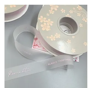 Vue détaillée du ruban translucide mat avec impression romantique pour emballage