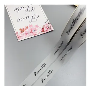 Détail d'un ruban translucide dépoli avec les inscriptions Romantic et Always Together en noir