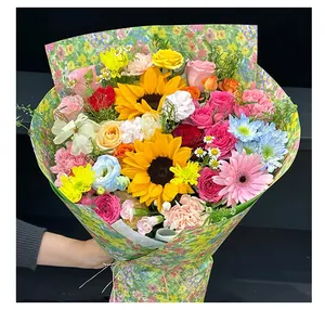 Vue détaillée du papier d'emballage de fleurs style peinture à l'huile verte pour bouquets