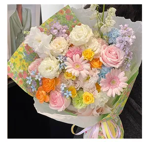 Gros plan sur le papier d'emballage floral style peinture à l'huile pour bouquets DIY.