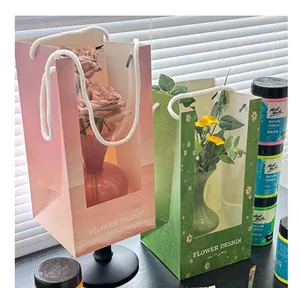 Detail von dekorativen Geschenktüten aus Papier mit Fenster für Blumen.