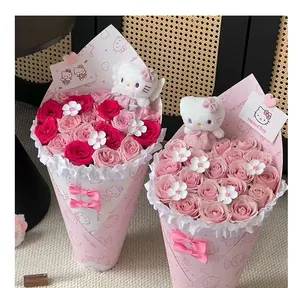 Dettaglio del tubo per confezionamento fiori rosa Hello Kitty con peluche e rose di seta