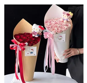 Dettaglio di coni alti per bouquet di fiori con rose e peluche