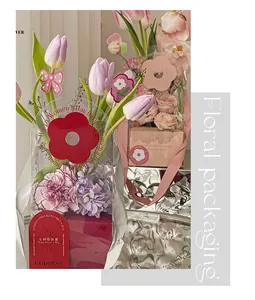 Detalle de empaque floral transparente con etiquetas decorativas del Día de la Mujer