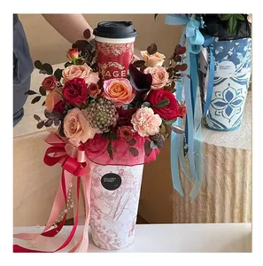 Primo piano di un inserto per bouquet a cilindro alto con motivi floreali e rose fresche