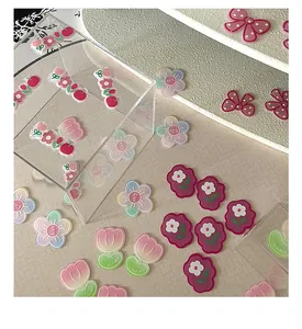 Vista detallada de adornos acrílicos de colores para tartas con tulipanes y flores