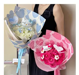 Vista dettagliata di bouquet di rose rosa e bianche con gattini di peluche e cuori