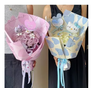 Vista dettagliata di due bouquet di rose con peluche Hello Kitty per San Valentino.