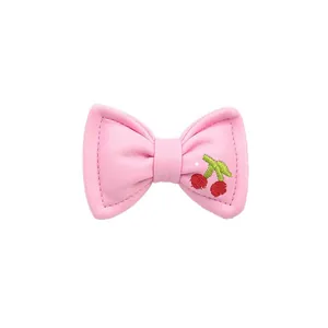 Fiocco in pelle rosa con ricamo a ciliegia per capelli o decorazione floreale chic