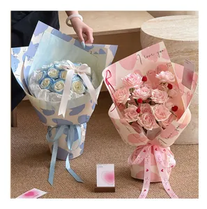 Eleganti bouquet di rose rosa e blu con confezione a cuore per regalo di San Valentino