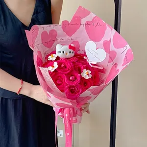 Bouquet romantico di rose rosa con motivi a cuore, regalo ideale per San Valentino.