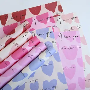 Carta da imballaggio floreale con motivi a cuore e calligrafia inglese artistica
